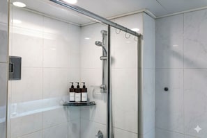Douche, séchoir à cheveux, serviettes fournies, savon