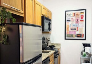 Fridge, microwave, oven, stovetop - Pride Weekend | King Bed | Full Kitchen | Stylish (Philadelphia)