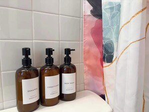 Shower, hair dryer, shampoo - Pride Weekend | King Bed | Full Kitchen | Stylish (Philadelphia)