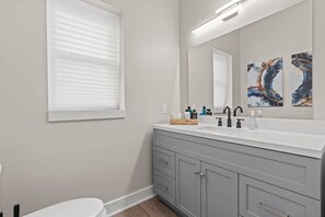 Douche, sèche-cheveux, shampoing