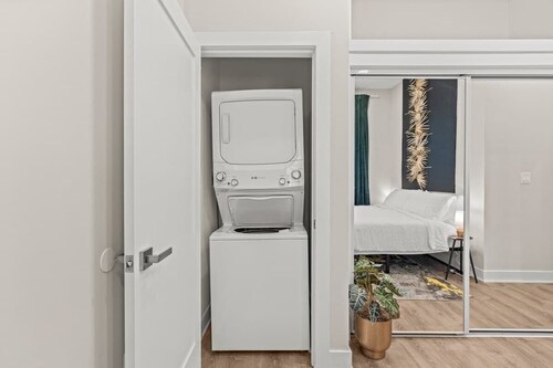 Private | King Bed | Free Parking | High Ceilings