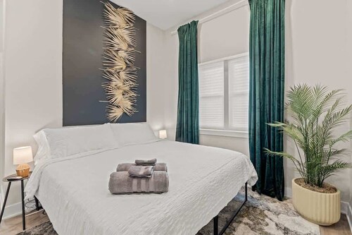 Private | King Bed | Free Parking | High Ceilings