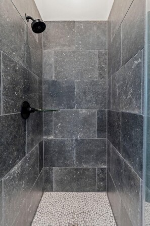 Douche, sèche-cheveux, shampoing