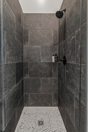 Shower, hair dryer, shampoo - Built 2023 | King Bed | Sofa Bed | Free Parking (Conshohocken)