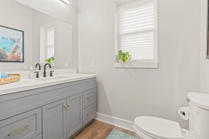 Shower, hair dryer, shampoo - Built 2023 | King Bed | Sofa Bed | Free Parking (Conshohocken)
