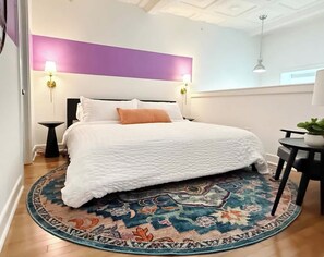 Tabla de planchar con plancha, cuna de viaje, wifi y ropa de cama 