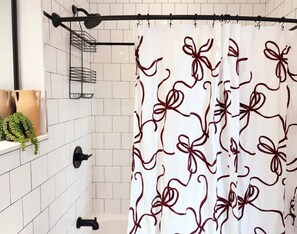 Shower, hair dryer, shampoo - Pride Weekend Stay | 4 Beds | No Steps | Sleeps 8 (Philadelphia)