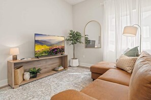Una televisión, una oficina