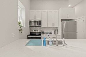 Private kitchen - 82 WalkScore | Free Parking | King Bd | Built 2023 (Conshohocken)