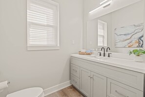 Bathroom - 82 WalkScore | Free Parking | King Bd | Built 2023 (Conshohocken)