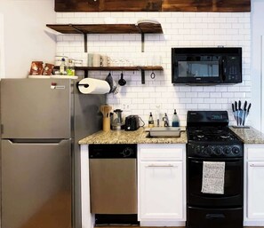 Fridge, microwave, oven, stovetop - Pride Weekend | King Bed | Bunk Bed | Sofa Bed (Philadelphia)