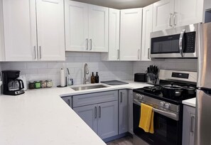 Private kitchen - Walk Score 85 | Kings Beds | Free Parking | Modern (Conshohocken)