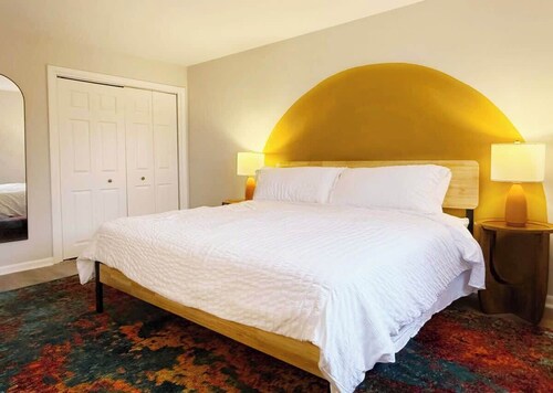 Walk Score 85 | Kings Beds | Free Parking | Modern