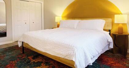 Walk Score 85 | Kings Beds | Free Parking | Modern