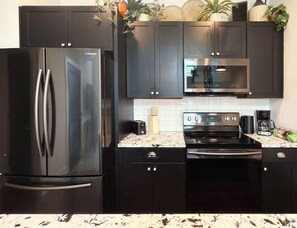 Refrigerador, microondas, horno y parrilla de estufa 