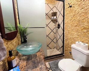 Doccia, asciugacapelli, shampoo