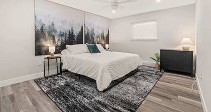 Walk Score 91 | King Bed | Desk | Free Parking