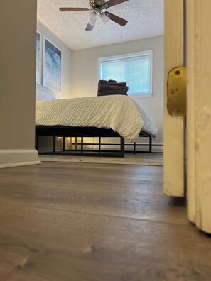 2 habitaciones, tabla de planchar con plancha, wifi y ropa de cama 