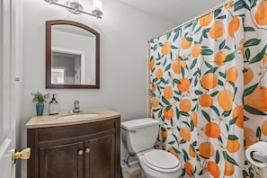 Een douche, een haardroger, shampoo