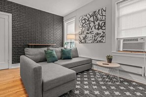 TV, offices - Huge Desk - Central - Soak Tub - Walkscore 98 (Philadelphia)