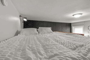 Iron/ironing board, travel cot, WiFi, bed sheets - Huge Desk - Central - Soak Tub - Walkscore 98 (Philadelphia)
