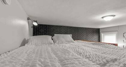 Huge Desk - Central - Soak Tub - Walkscore 98