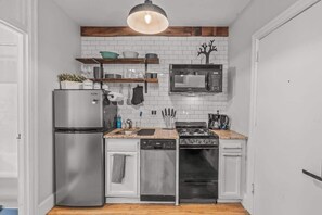 Fridge, microwave, oven, stovetop - Huge Desk - Central - Soak Tub - Walkscore 98 (Philadelphia)