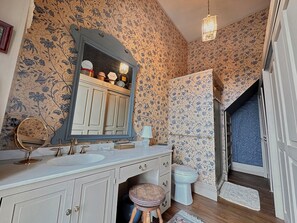 Yhden hengen deluxe-huone, näköala puutarhaan | Kylpyhuone