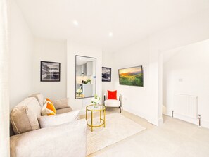 TV - *NEW* Artisan Flat | Modern | Spacious (Gloucestershire)