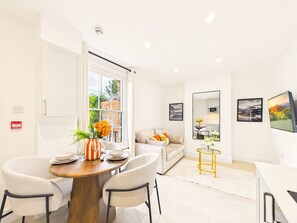 TV - *NEW* Artisan Flat | Modern | Spacious (Gloucestershire)