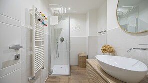 Douche, sèche-cheveux, bidet, serviettes fournies