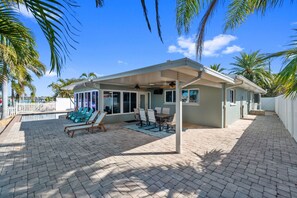 Outdoor dining - Waterfront Home with Pool in Indian Rocks Beach (Indian Rocks Beach)