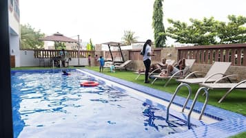 Una piscina al aire libre