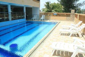 Outdoor pool - Hotel Sisters and Spa (Mombasa)
