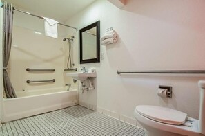 Basic Room | Bathroom - Vagabond Inn - Bakersfield Airport (Bakersfield)