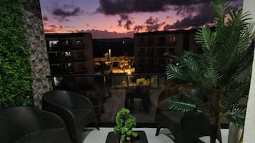 Apartment, 2 Bedrooms, Accessible, Smoking | Living room