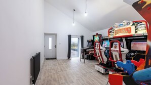 Ein Zimmer mit Holzboden, Heizkörper, Tür und Fenster.