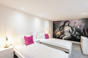 6 bedrooms, individually decorated, individually furnished, free WiFi - Trident Funhouse (Glastonbury)
