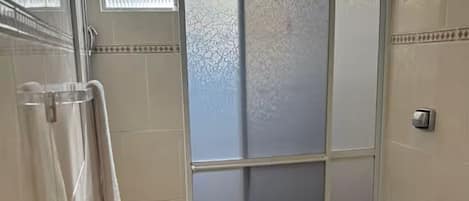Dusche, Haartrockner, HandtĂŒcher