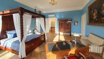 6 bedrooms, iron/ironing board, internet, bed sheets
