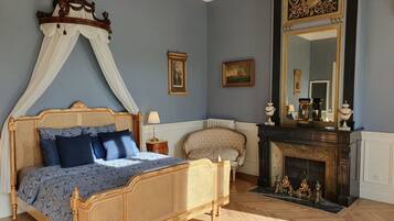 6 bedrooms, iron/ironing board, Internet, bed sheets