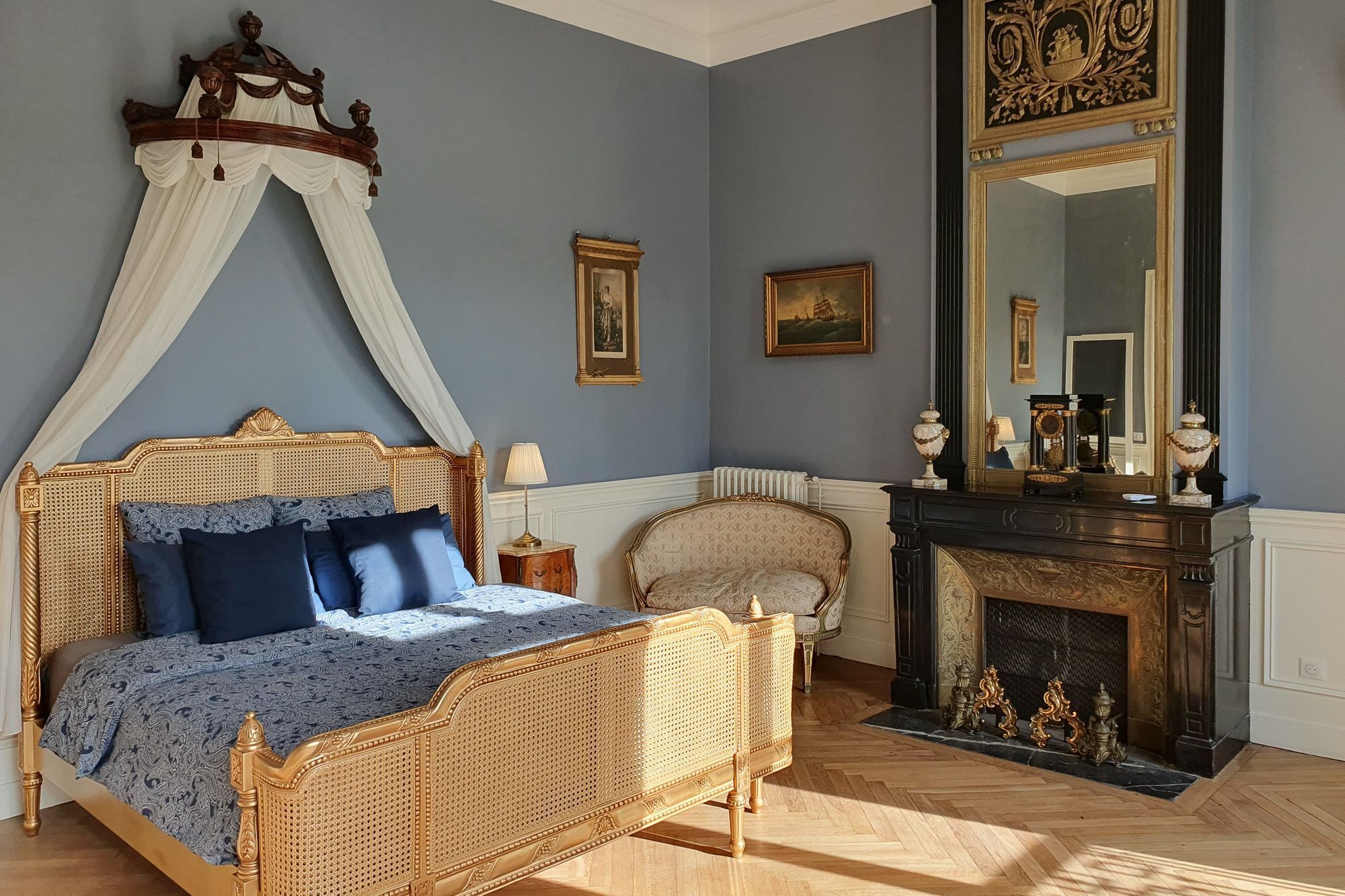 6 bedrooms, iron/ironing board, bed sheets