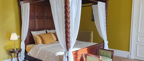 6 bedrooms, iron/ironing board, WiFi, bed sheets