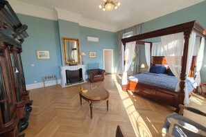 6 bedrooms, iron/ironing board, WiFi, bed sheets