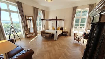 6 slaapkamers, een strijkplank/strijkijzer, beddengoed