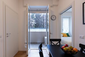 Appartamento Comfort, balcone | Area soggiorno | Smart TV 32 pollici con canali digitali