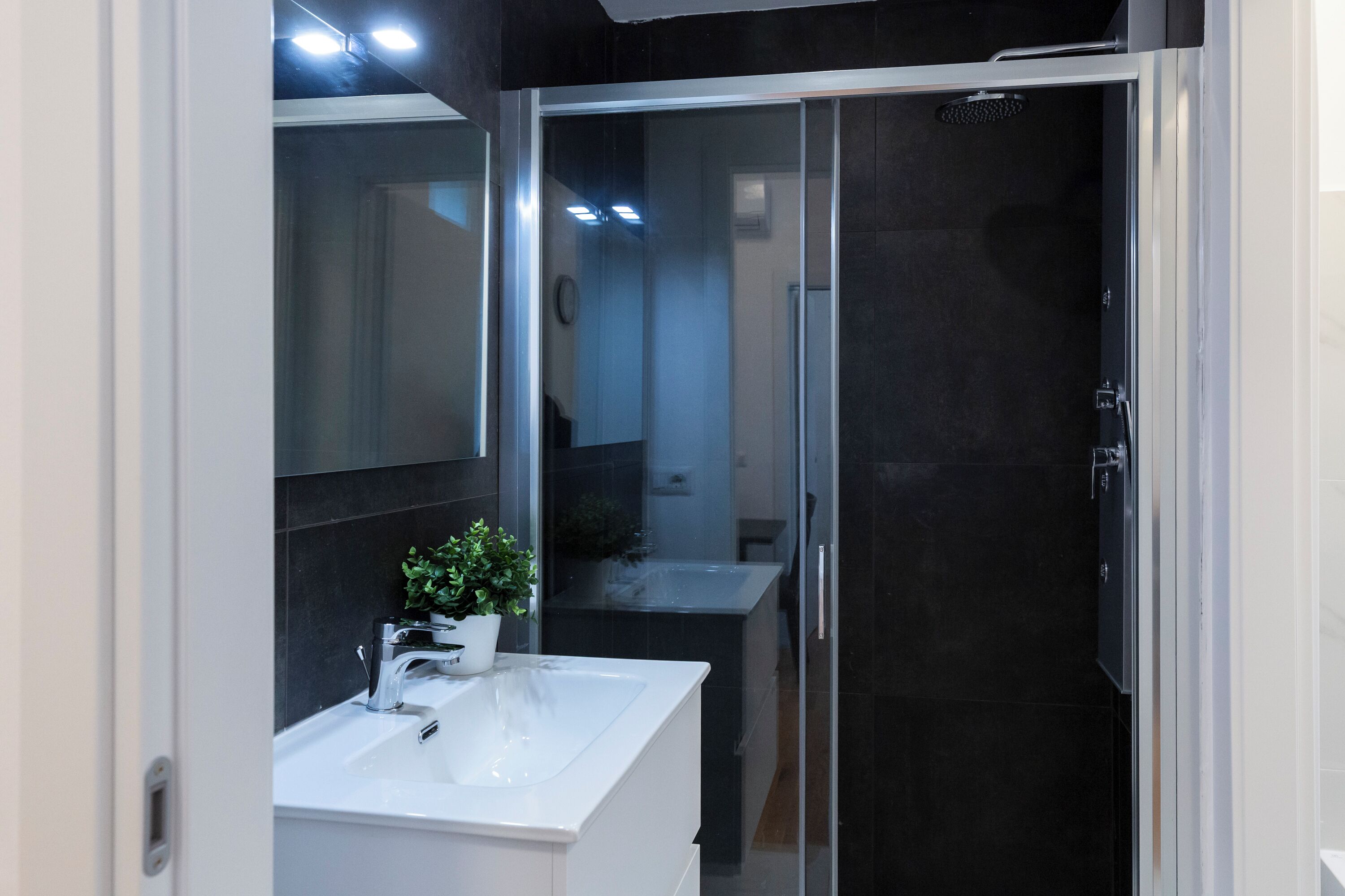 Appartement Confort, balcon | Salle de bain | Douche, articles de toilette gratuits, sèche-cheveux