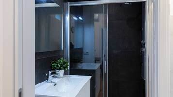 Comfort-huoneisto, parveke | Kylpyhuone | Suihku, ilmaiset hygieniatuotteet, hiustenkuivaaja, pyyhkeet