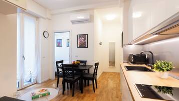 Comfort-Apartment, Balkon | Wohnbereich | 32-Zoll-Smart-TV mit Digitalempfang