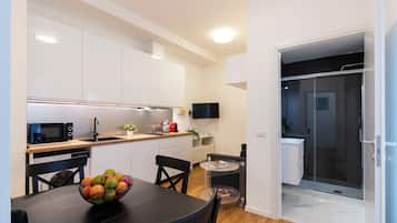 Appartamento Comfort, balcone | Area soggiorno | Smart TV 32 pollici con canali digitali